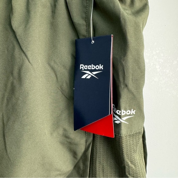 Reebok Women's Run with It Shorts Size XL (Army Green) NWT Activewear Outdoor - Picture 2 of 8